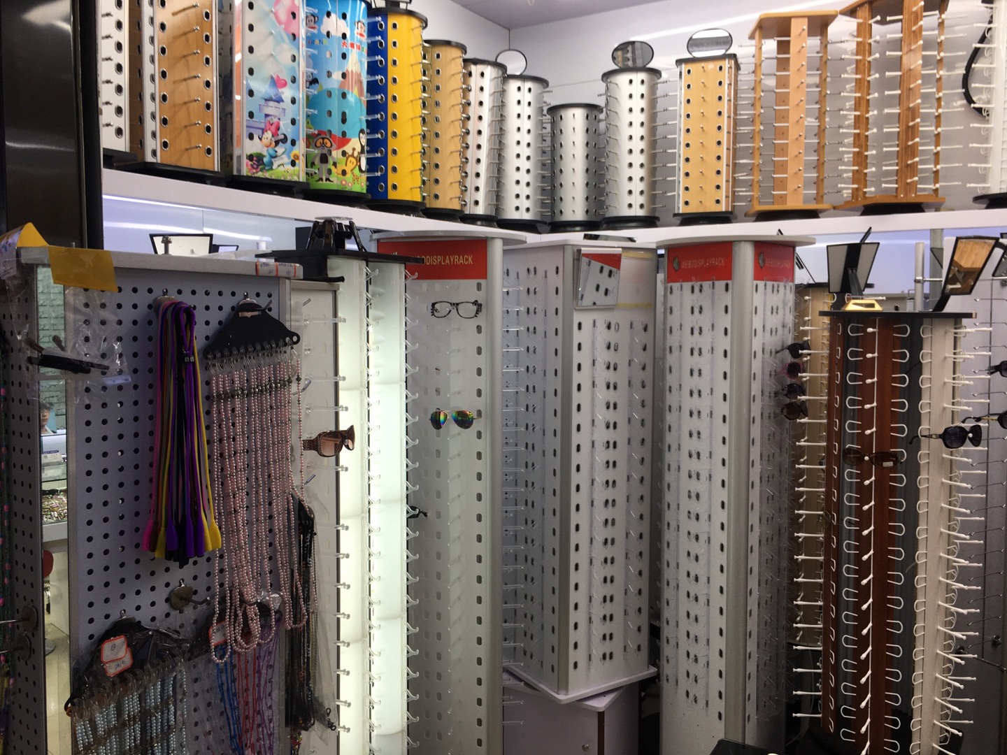 Hong Kong-style eyewear store, eyewear frames, eyewear cases, eyewear accessories describe pic - 1