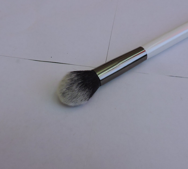 Pearlescent white wooden handle high-gloss brush, single quality, black body and white head eyeshadow brush details Picture