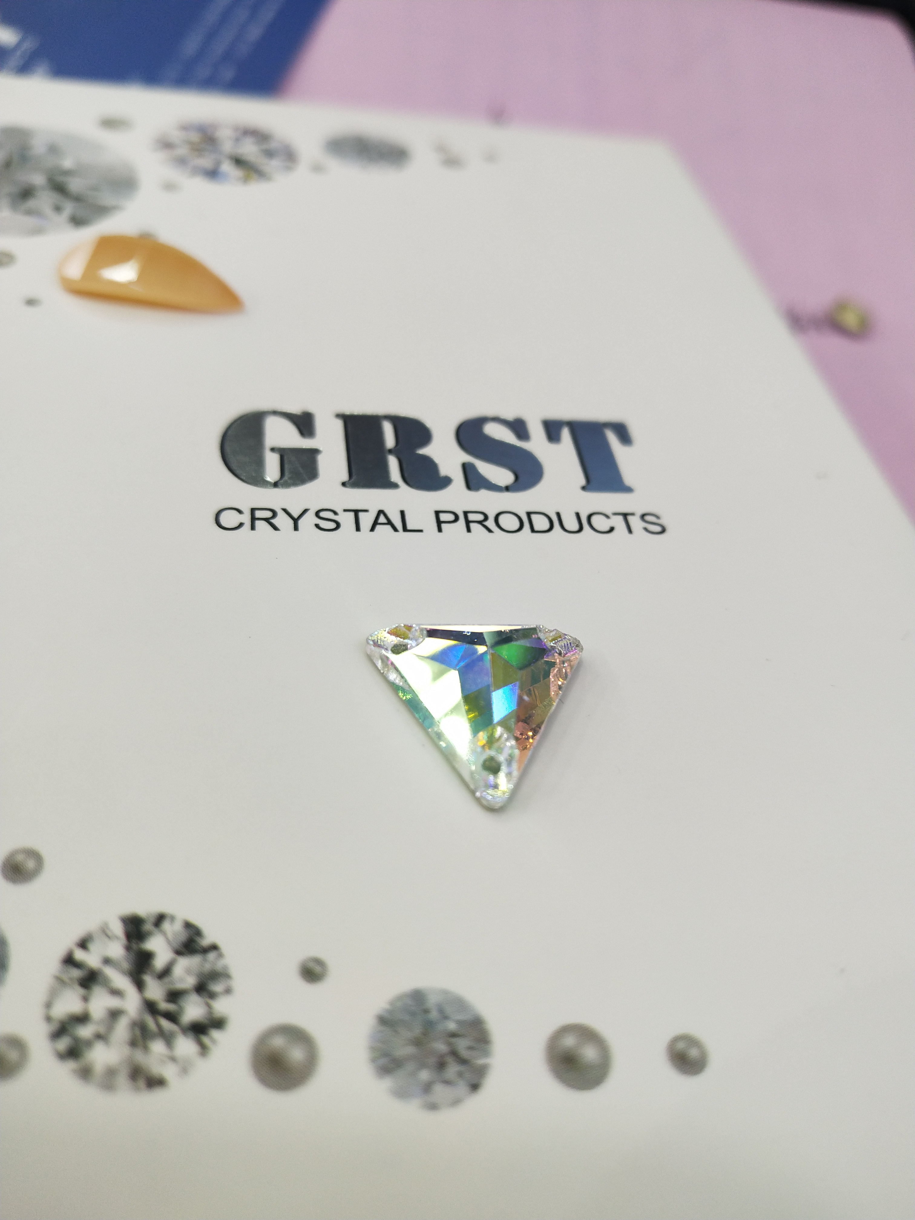 Grister DIY high-end handcrafted beaded clothing accessories, crystal triangle hand-sewn diamond sweaters, necklaces, car pendants materials Specification image