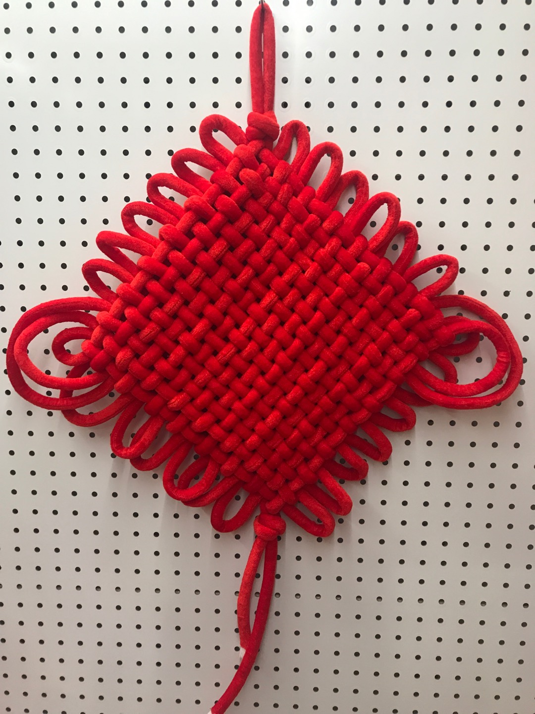 Full red velvet fabric, 16 hand-knitted Chinese knots, Line 1, Yiwu quality goods, festive wedding and festival supplies, factory direct sales, sample customization, moving into a new home