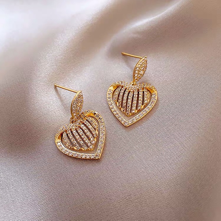 Heart-shaped stud micro-set high-end earrings details Picture