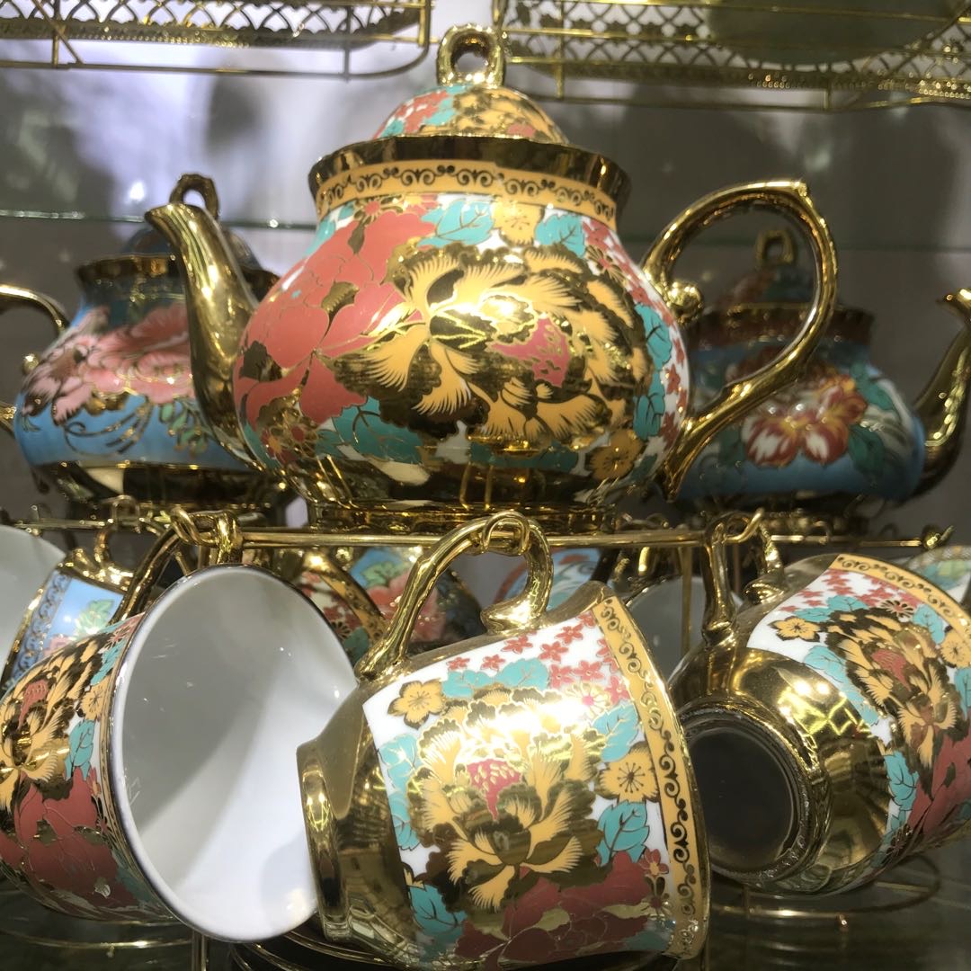 13头镀金茶具一茶壶6杯6碟花面多样高贵典雅
