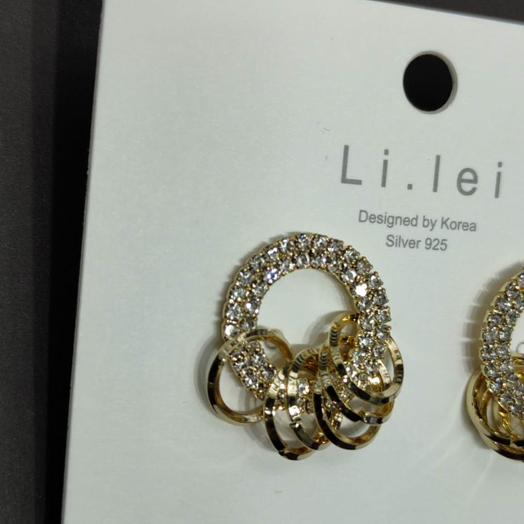 Sweet and slightly inlaid zircon earrings from Japan and South Korea are a fashionable new style