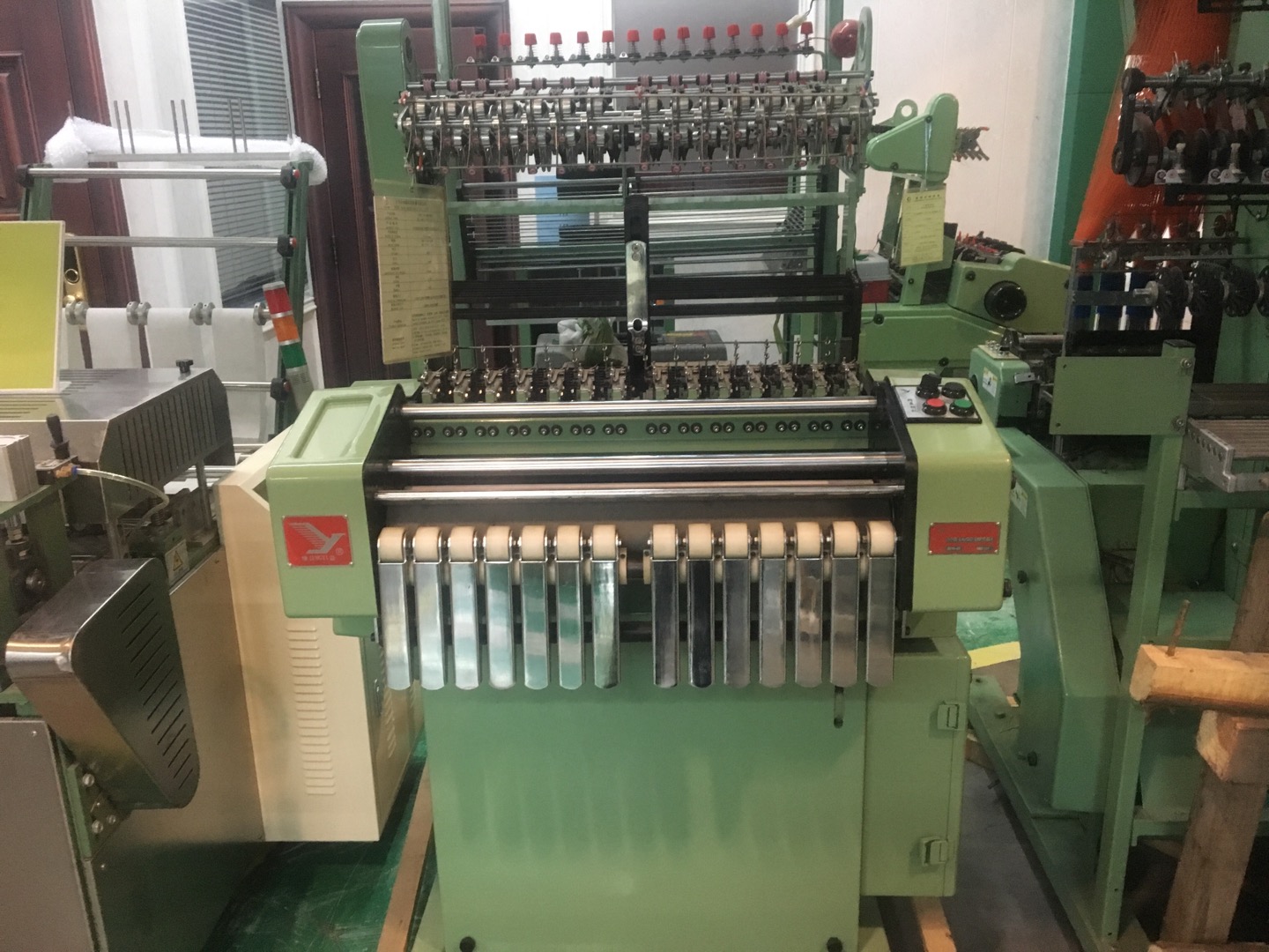 Dilong - Lean Spinning Machine JYF5 14/20 webbing machine, suitable for clothing accessory belts, elastic belts, PP belts, straw mat edge belts, etc.! 380V/1.5KW, net weight 600KG, rotational speed 800-1100/ minute, floor area 2600*1130*2100MM.