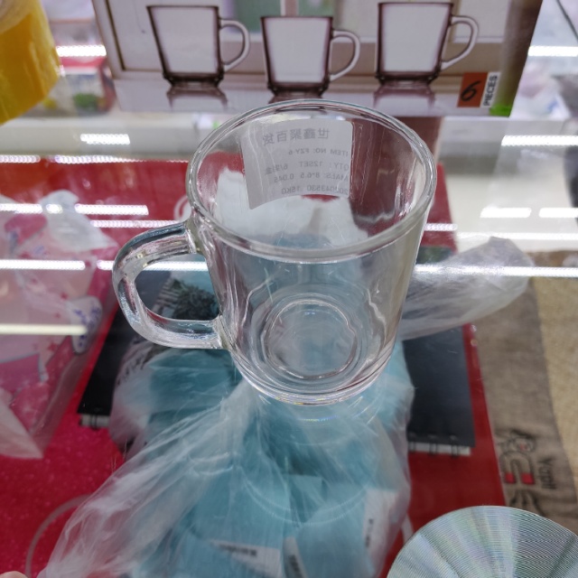 There are 6 pieces of water cups and glass cups available in various styles details Picture
