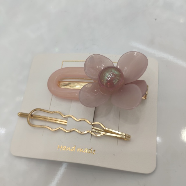 Hairpin girl, an Instagram influencer, with a one-shoulder clip and side clip, a girlish clip headwear, a Korean hair accessory