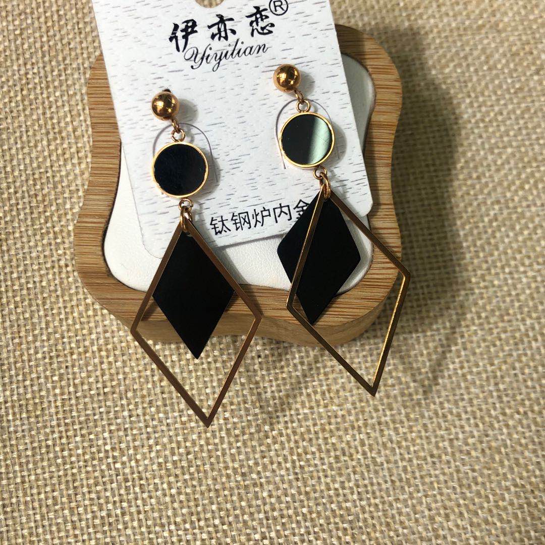 Japan And South Korea High-End Hollow Diamond Earrings Fashion Ladies Hand Jewelry Stainless Steel Jewelry Love Specification drawing