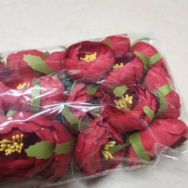 Artificial flowers decorate red heart flowers details Picture
