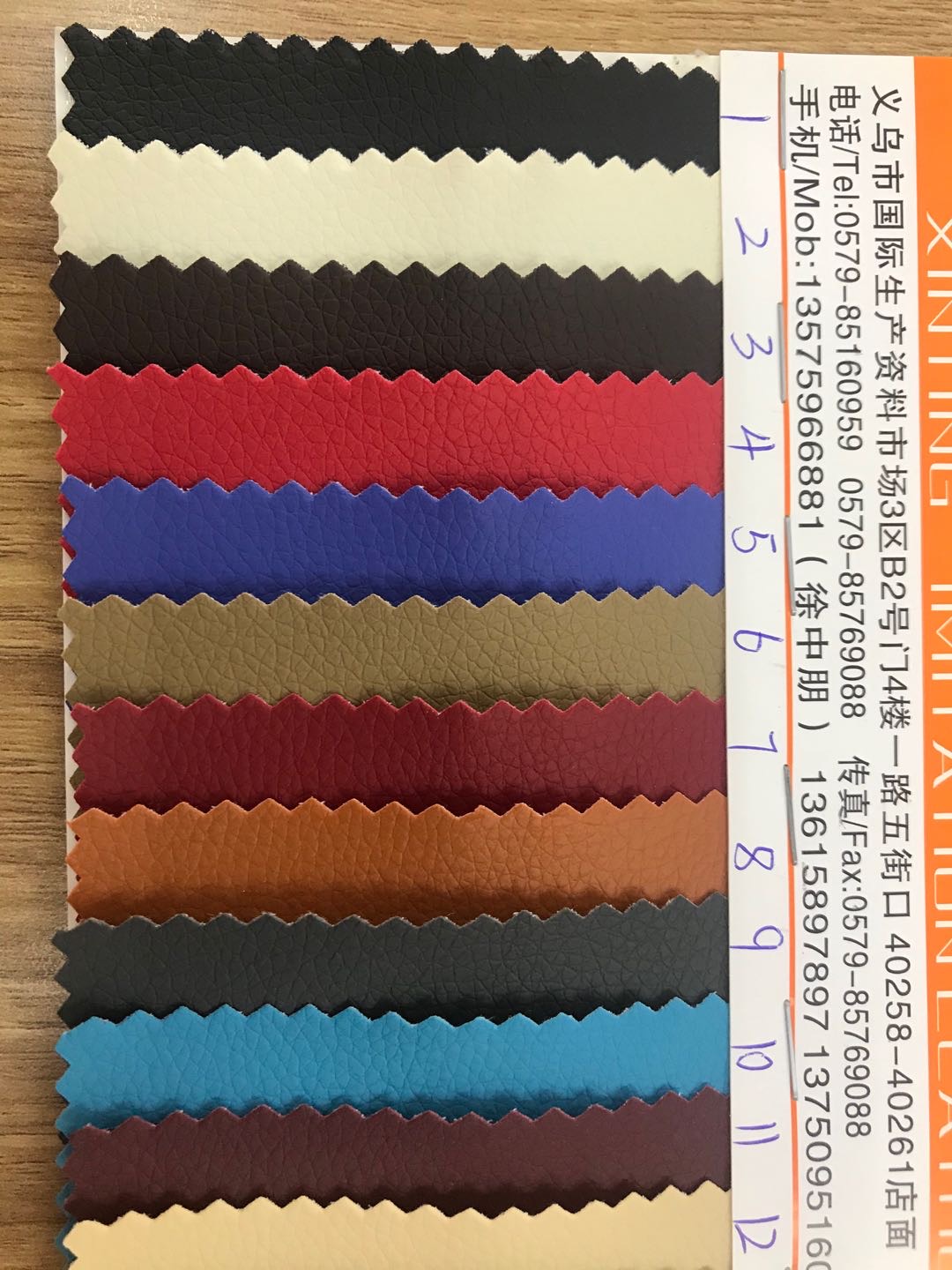 厂家直销热销新款PVC汽车革小荔枝现货高中低档箱包沙发鞋材面料产品图