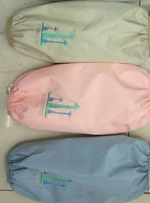 Waterproof sleeve protectors for women, long oil-resistant sleeves for work, cute and fashionable office sleeves, short sleeves for men, adults, autumn and winter Korean version giraffes