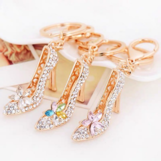 Xinwen accessories, car keychains, women's Korean creative and cute water diamond crystal high heels, key chains, rings, bags, pendants and accessories