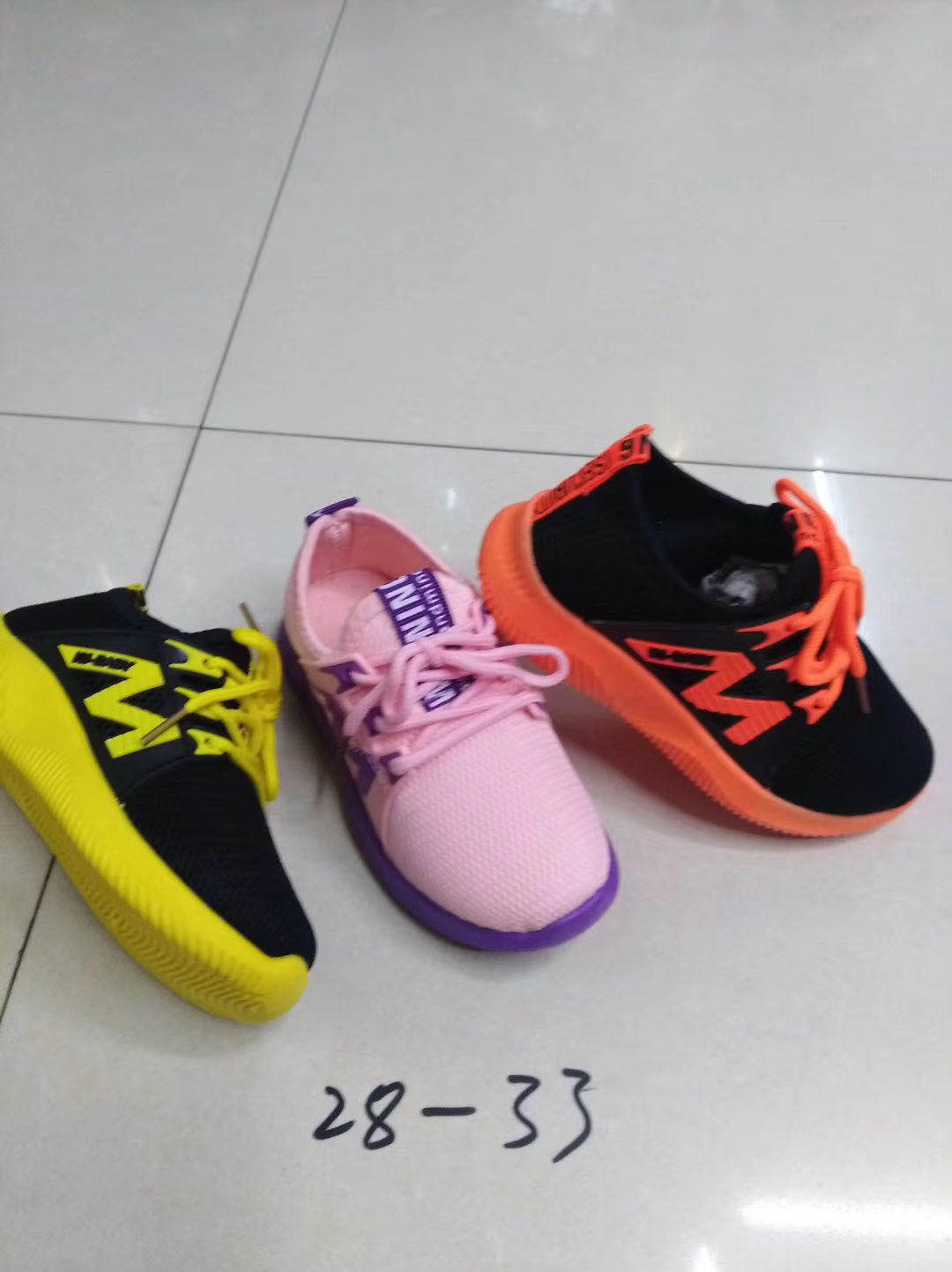 Fashionable summer children's sports shoes for both boys and girls, with a trendy and breathable mesh surface