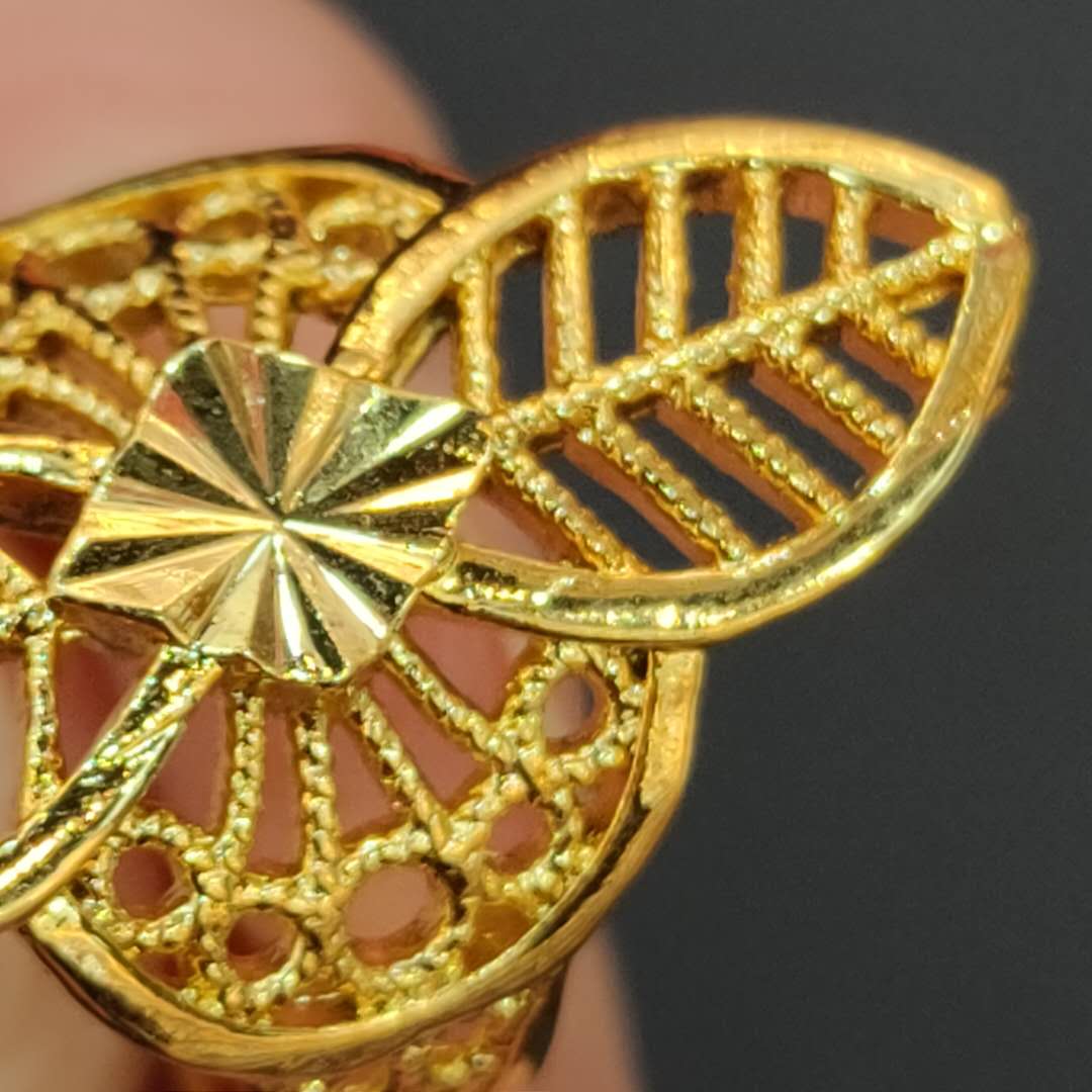 A new stylish gold imitation men's style carved leaf pattern accessory large ring Specification image