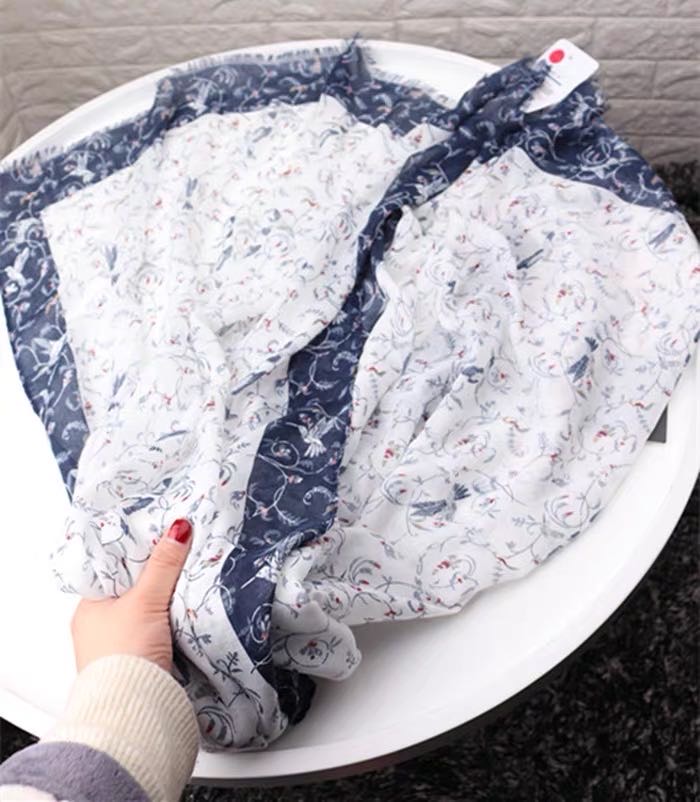 This women's scarf features versatile patterns and is a bestseller in spring and autumn. It is a thin polyester scarf with a ethnic style Specification image