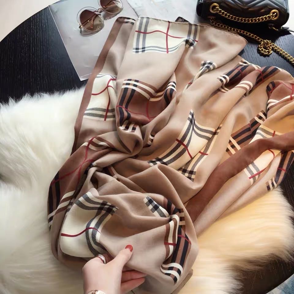 The Classic Plaid Scarf And Shawl Are Extremely Long And Stylish details Picture