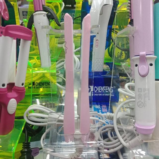 Curling irons, straight hair sticks, and straight plates are used for girls