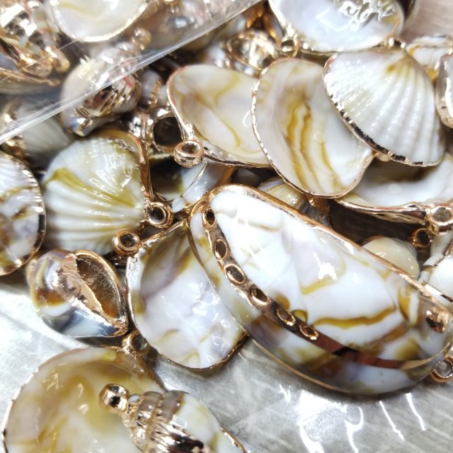 Best-selling acrylic material imitation shellfish clothing, jewelry and accessories in Southeast Asia details Picture