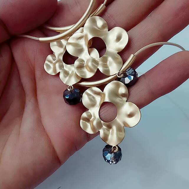 Factory direct sales of retro wax rope gold-plated plum blossom-shaped zircon necklace jewelry Specification image