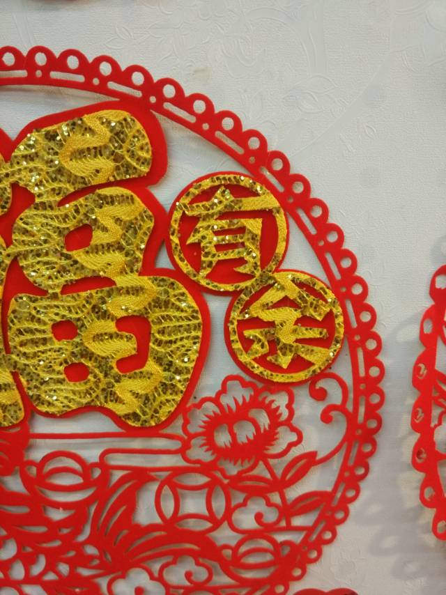 The hollowed-out window flower pendant with the character "Fu" is a festive Spring Festival decorative handicraft details Picture
