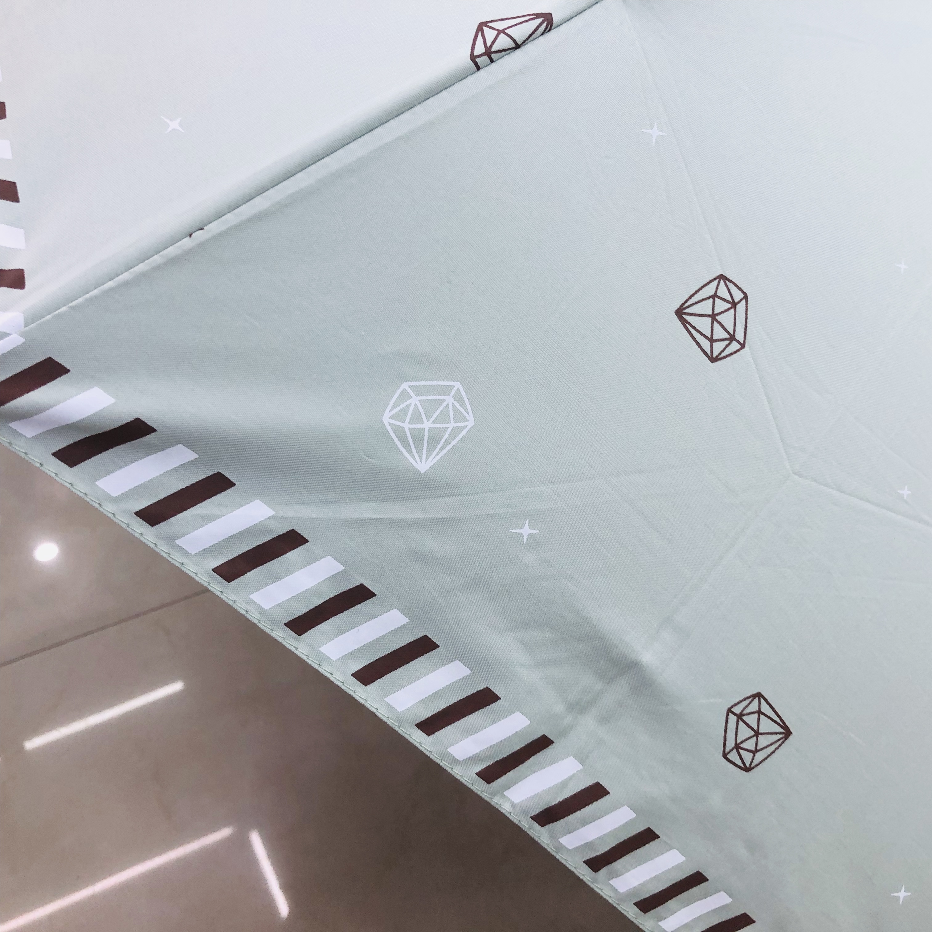 فتاة المظلة ذات الشمس والأشعة فوق البنفسجية Specification image