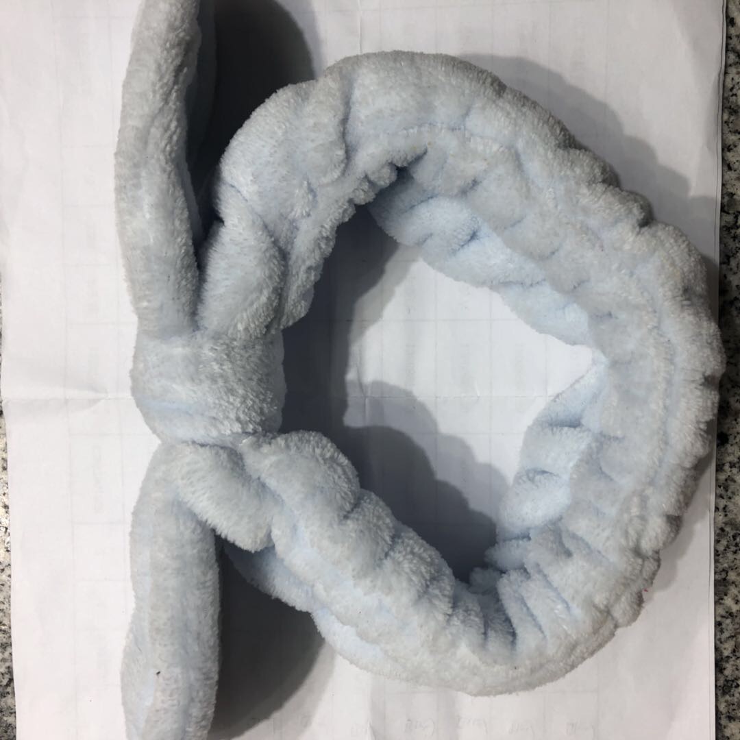 Korean facial cleanser influencers, women apply facial masks, hair bands, headwear, hair ties, head covers, simple hair clips and cute headscarves