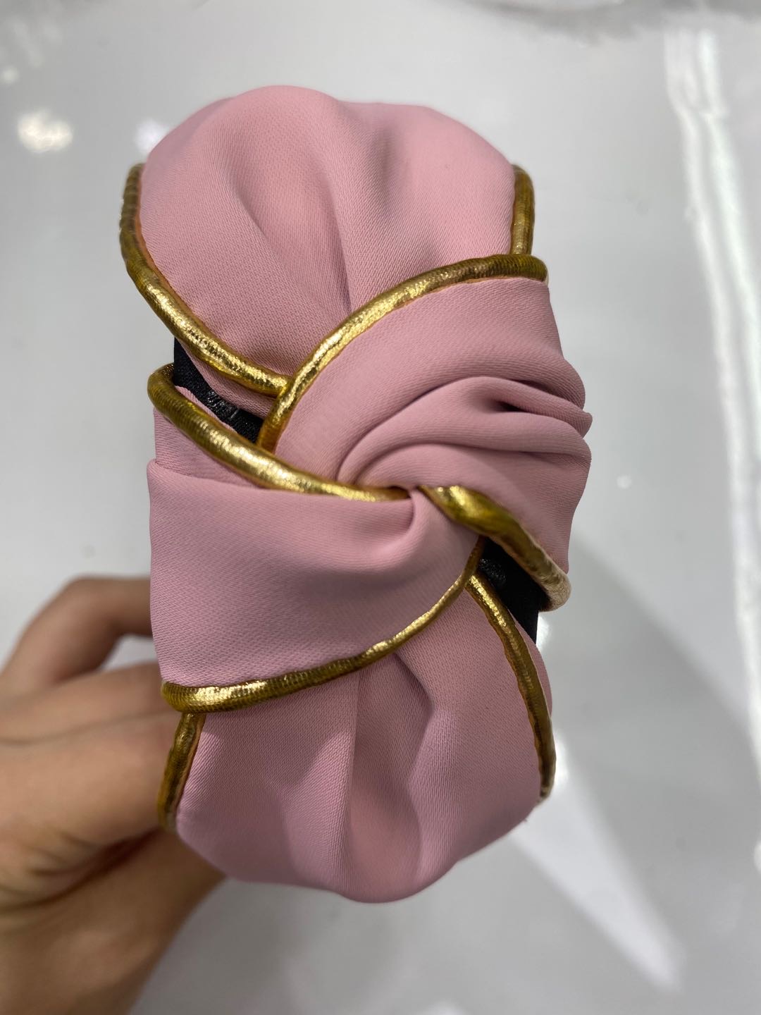A popular new Korean-style fashionable and casual women's headband with gold edges and knots Specification image