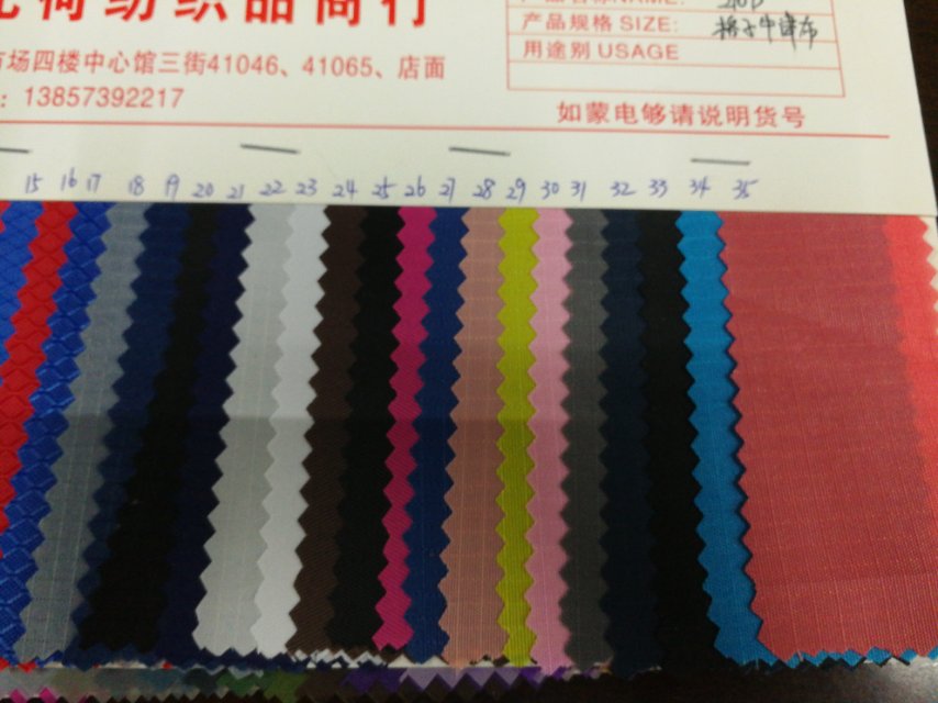 Factory direct sales of the best-selling new checkered Oxford fabric 21d, with a large stock of high, medium and low-end luggage fabric Specification image