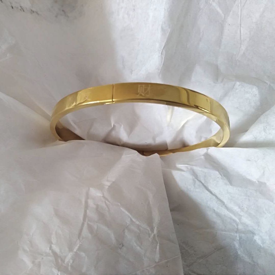 This trendy Japanese and Korean bracelet is a fashionable, versatile, sweet, slimming and color-preserving jewelry accessory details Picture