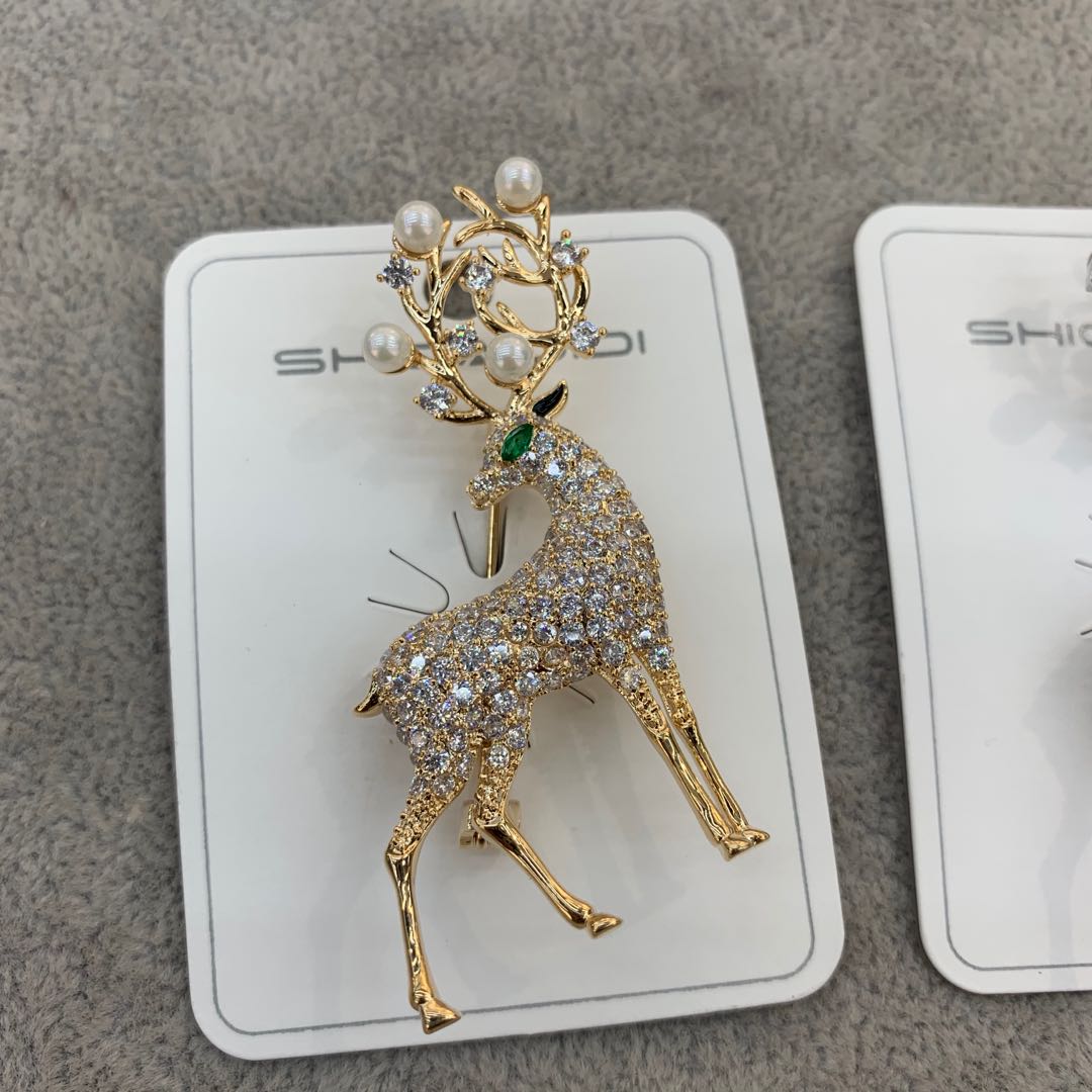 气质时尚小鹿胸针女锆石胸花韩版百搭衣服别针配饰产品图