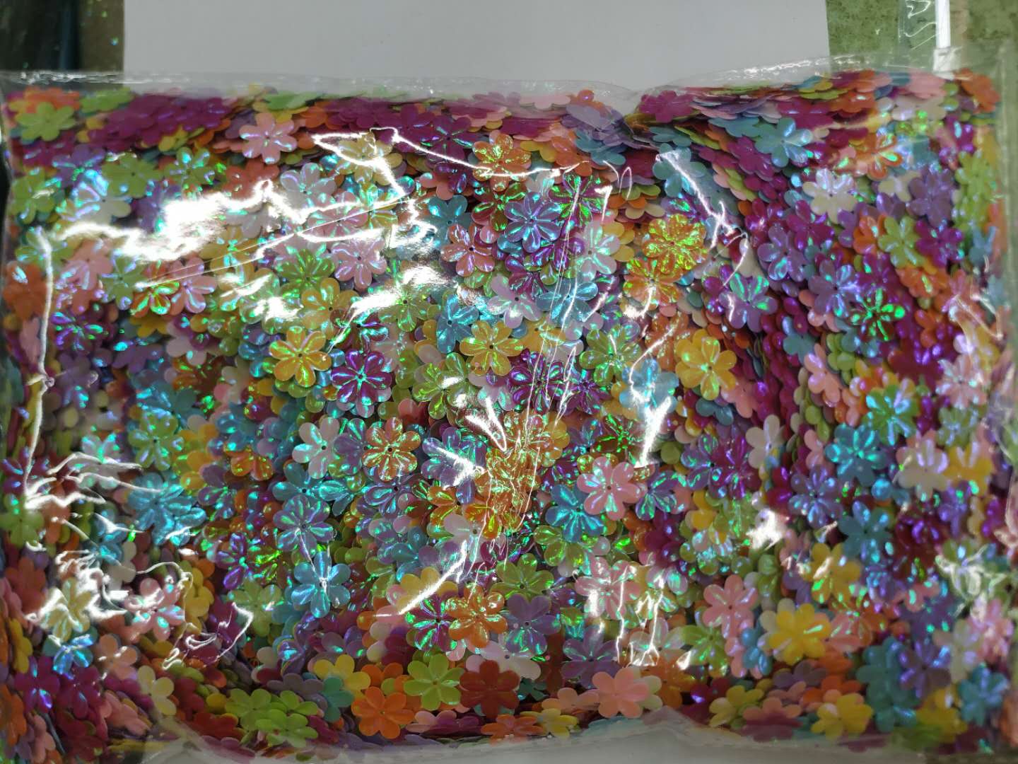 Eco-friendly seven-color glitter jewelry accessories for beauty, nail art and eyeshadow, featuring dazzling hexagonal plum blossoms, golden onion powder and sequins