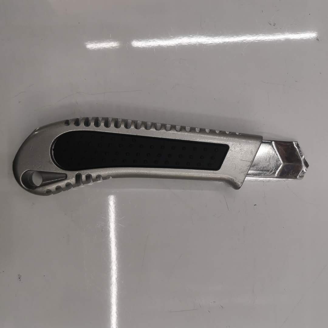 美工刀裁纸刀18MM工业用壁纸刀大号美工刀加厚刀片