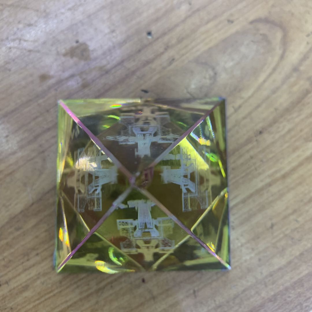 厂家直销玻璃激光内雕埃菲尔铁塔三角体摆件细节图