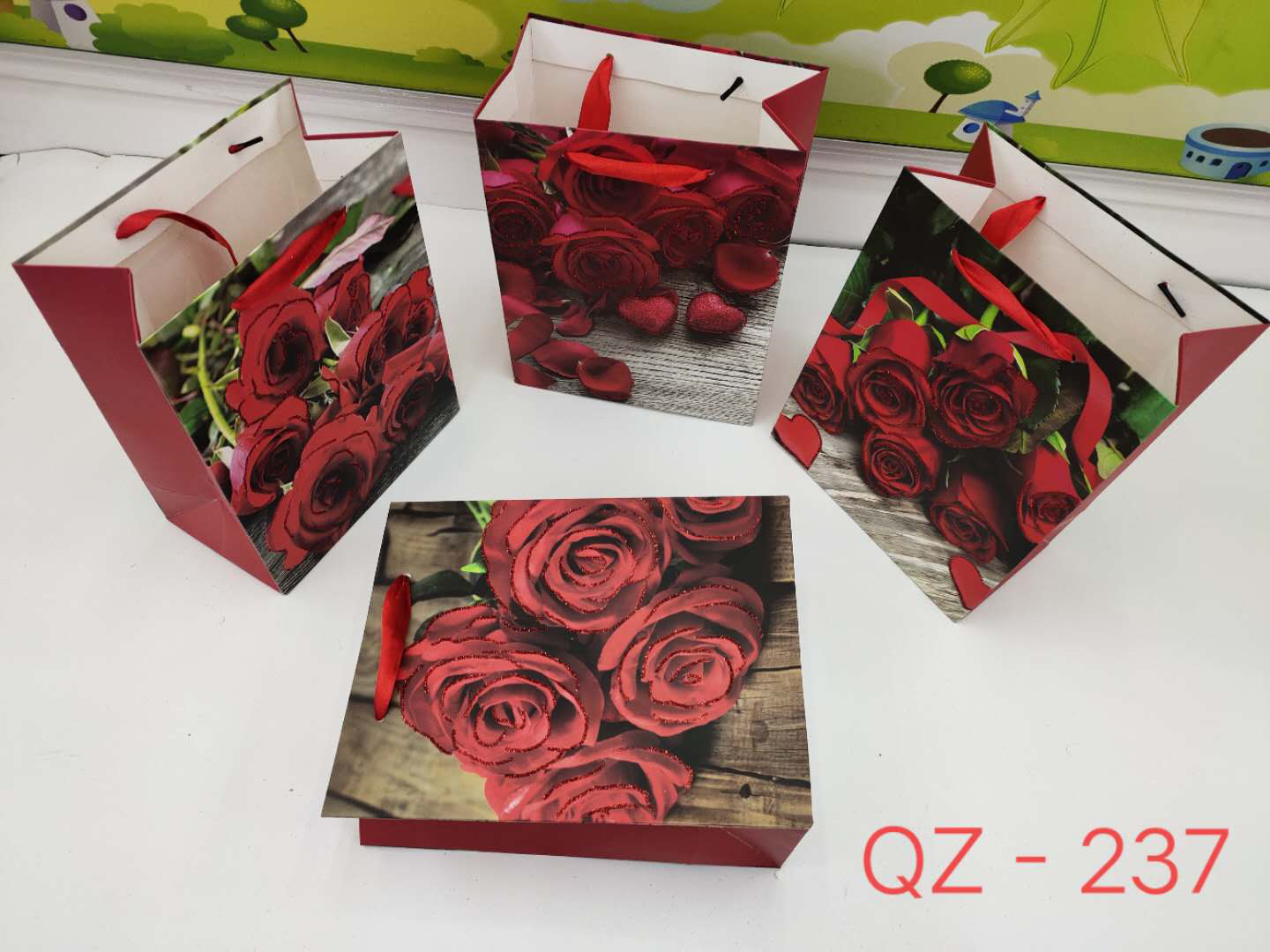 Four-color mixed hand-held rose powder gift bag