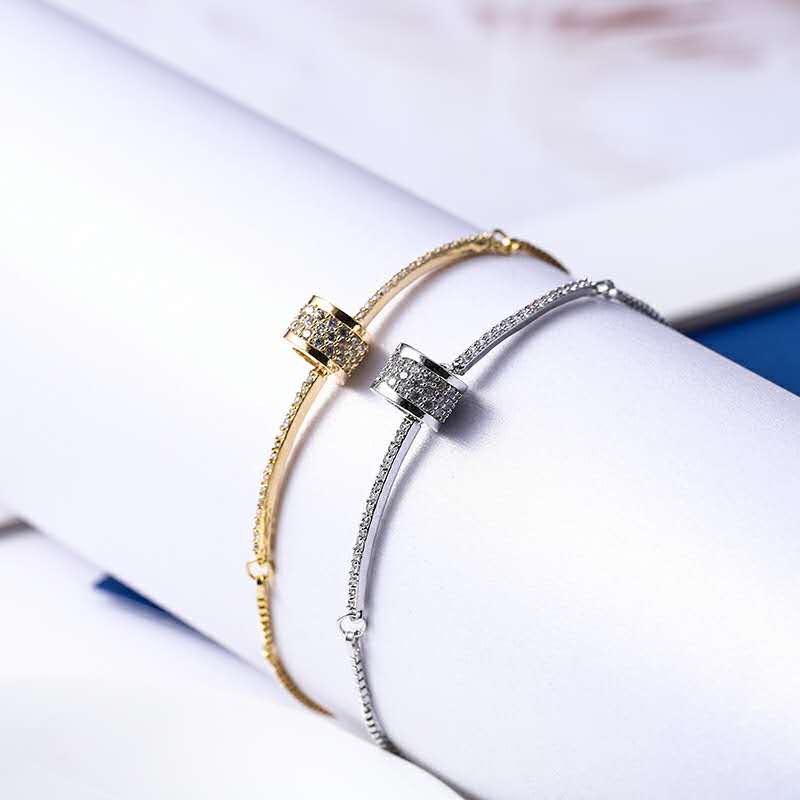 This is a minimalist and fashionable Japanese and Korean style ultra-sparkling bracelet with micro-inlay design, which is versatile and anti-allergy