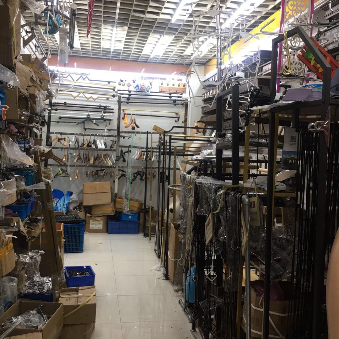 Yiyang, Jiangxi. Model. Clothes hanger. Display stand describe pic - 2