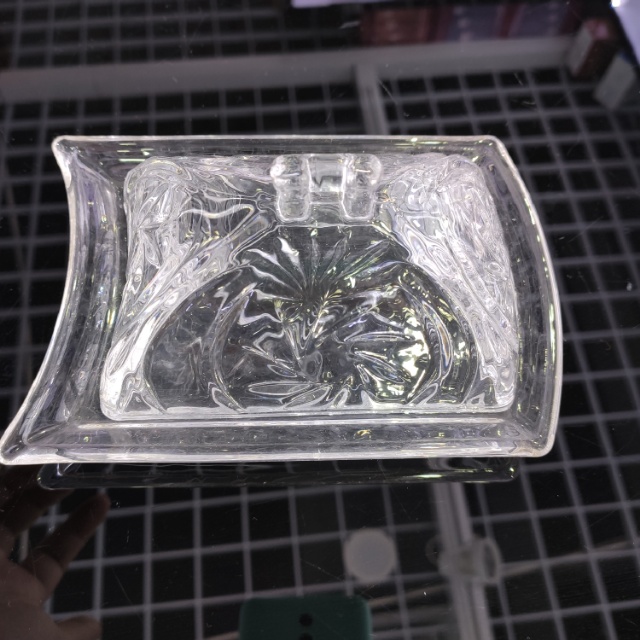 A variety of covered glass cake trays are available for selection. The price is negotiable Specification image