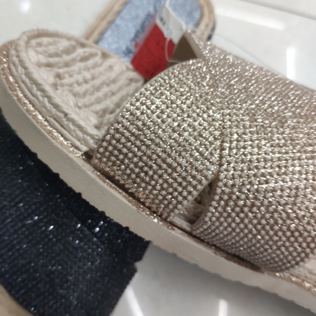 The cool slippers are fashionable, elegant and stylish for women's summer outerwear. They have a shiny surface and sparkling diamonds. They are perfect for vacation and travel. They are a one-word beach shoe fairy Specification image