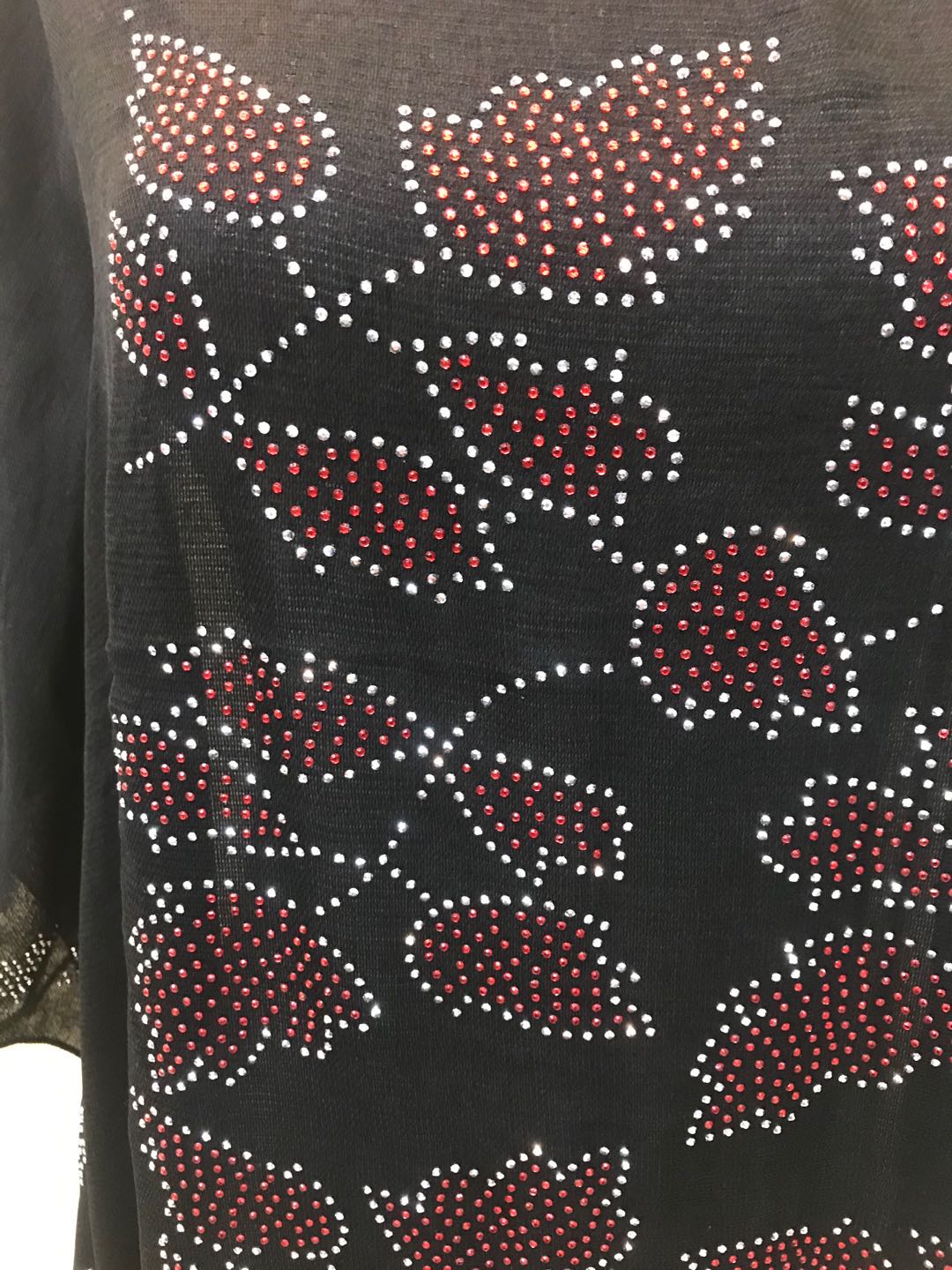 A fashionable and versatile casual headscarf or shawl made of permed diamond leaves and linen for women Specification image