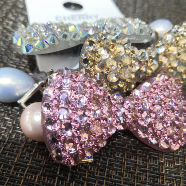 A cute hair clip with a full diamond bow on the back of a Korean girl's head, a ponytail clip and a horizontal clip details Picture