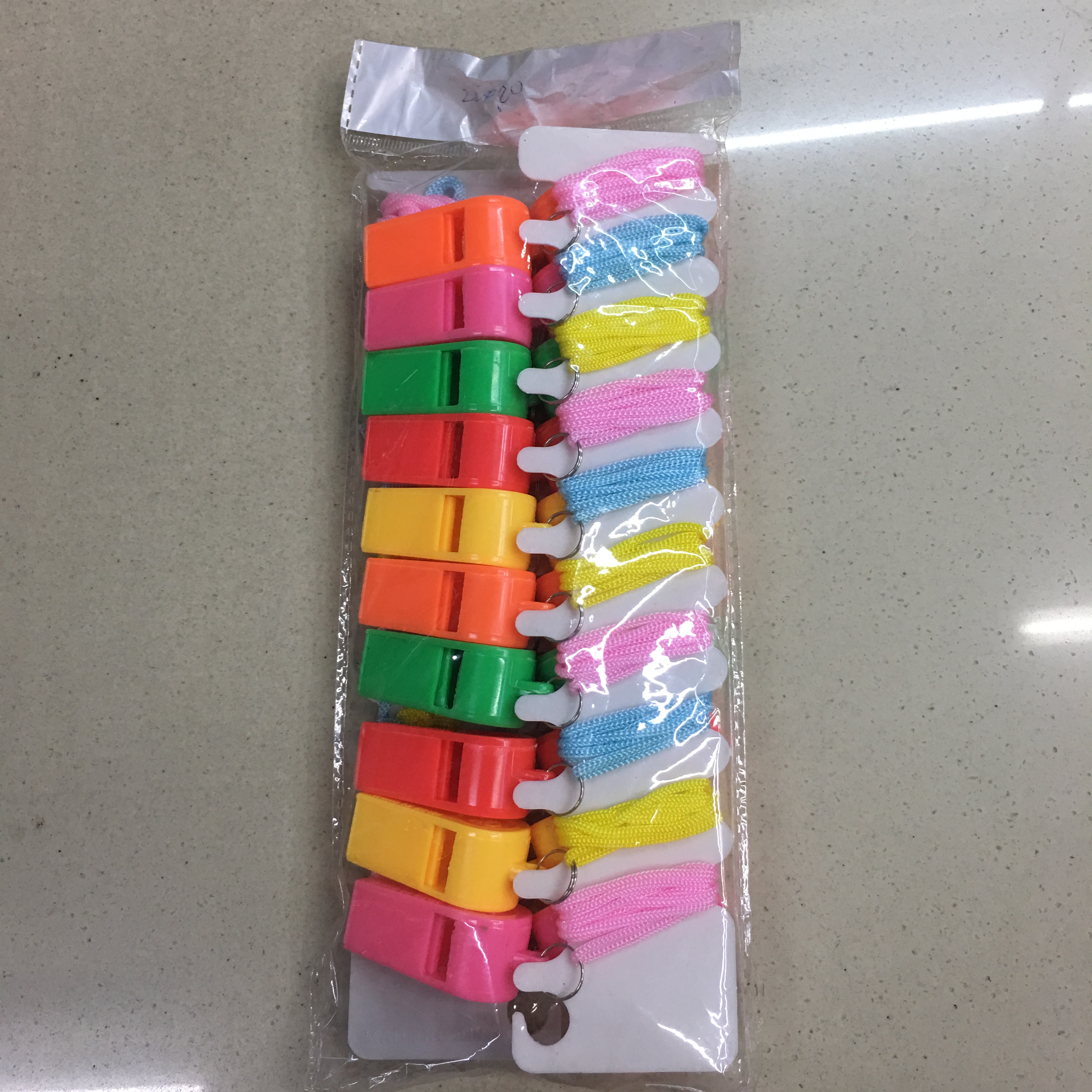 口哨儿童玩具朔料挂绳哨子糖果色求生哨子高频哨子礼品加油吹哨