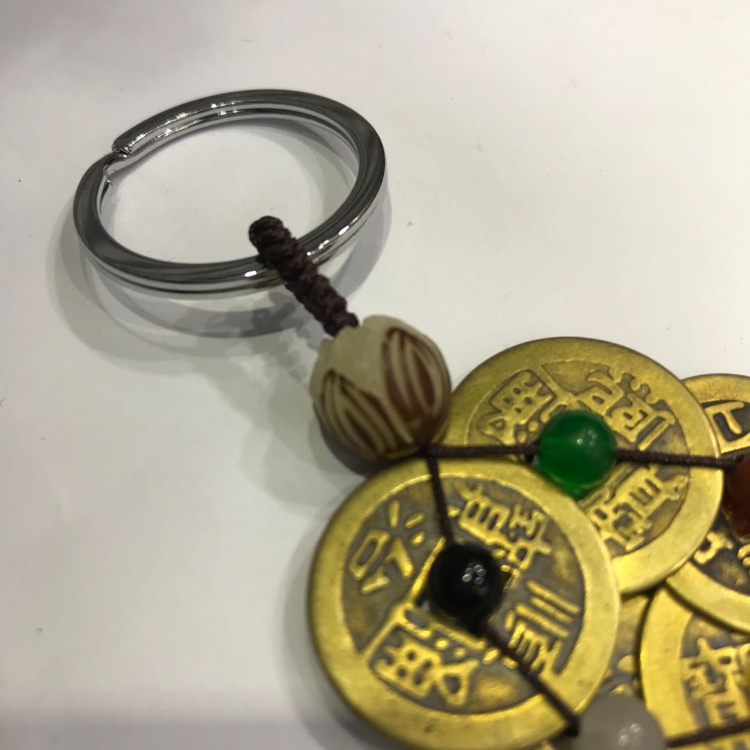 A pure copper five-emperor coin car keychain pendant for both men and women to carry with plum blossoms Specification image