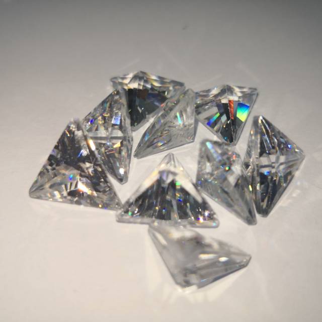 Manufacturers direct ultra shiny color triangle zircon crystal naked stone jewelry accessories thumbnail