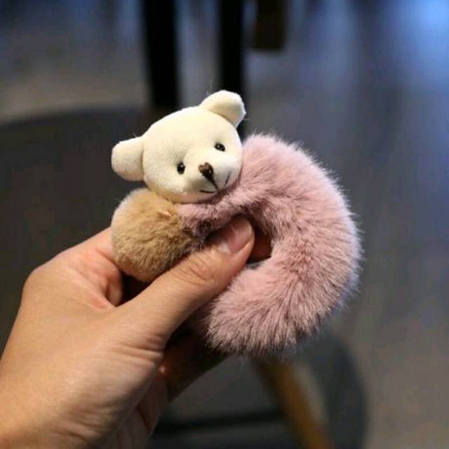 A beautiful and elegant Korean Internet celebrity's simple hair tie with a teddy bear plush hair band on Instagram details Picture