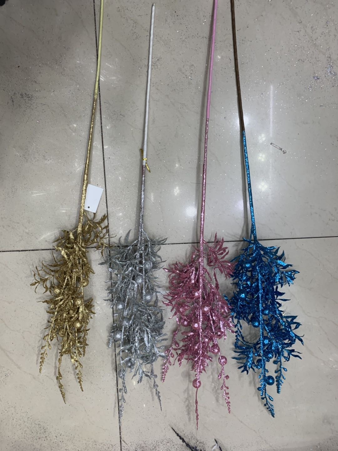 Artificial plants with gold powder are placed in the entrance hall and living room as simulation shooting props