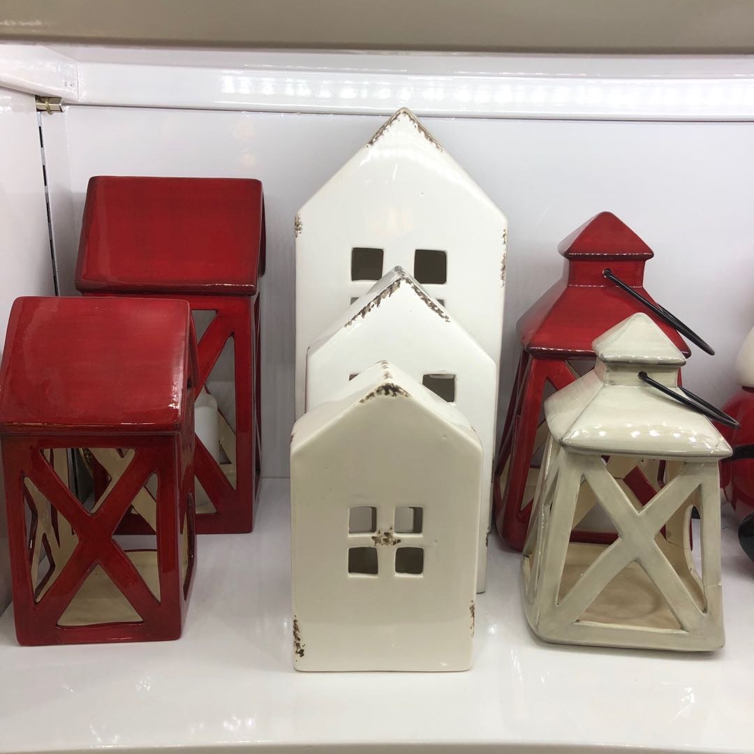 Manufacturers sell ceramic decorations for Christmas thumbnail