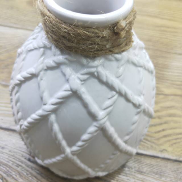 A sample of a white patterned vase with a hemp rope, a hotel living room decoration Specification image