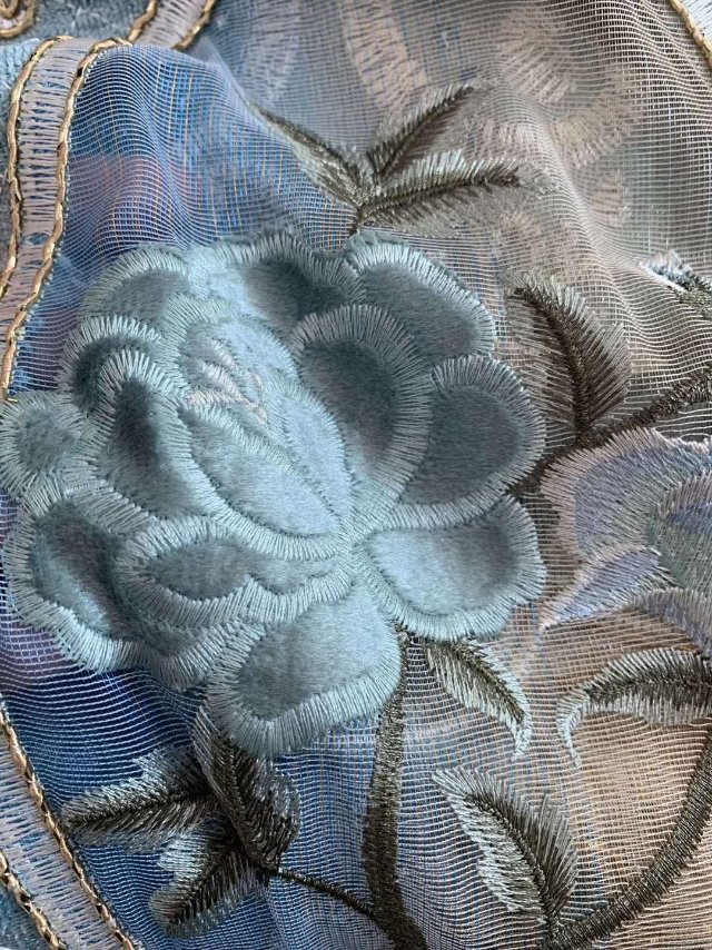 雪尼尔提花镂空金丝贴绒高档刺绣产品适合客厅卧室产品图