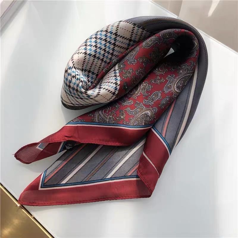 小方巾格纹棕色百搭丝巾气质淑女时尚细节图