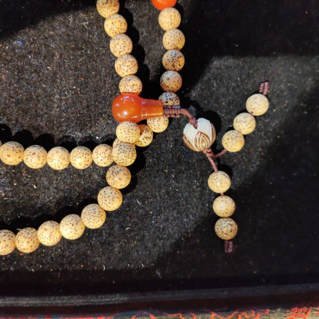 Crystal sandalwood Buddhist prayer bead bracelet, a handcrafted accessory Specification image