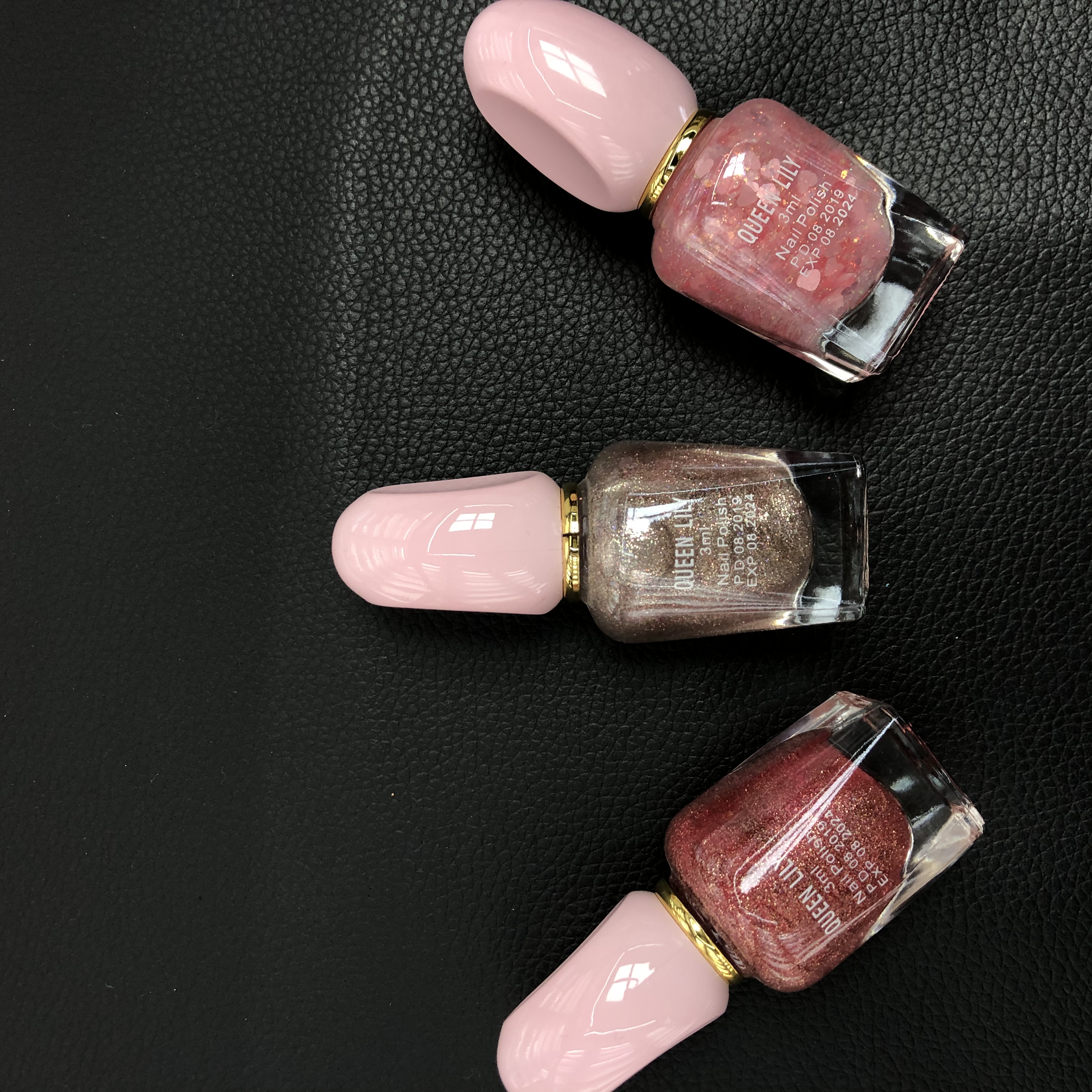 The fashionable and colorful nail polish comes in a rich variety of colors, allowing you to freely choose and combine them Specification image
